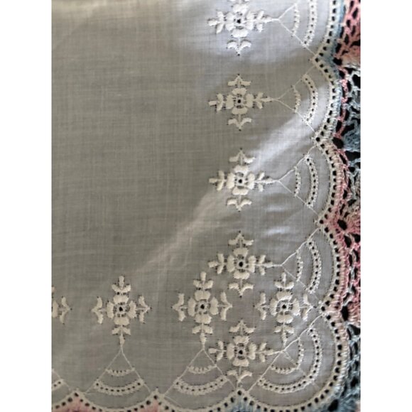 2 Vintage Embroidered Linen Handkerchiefs With Pink & Blue Crochet Lace Edging - Picture 6 of 8